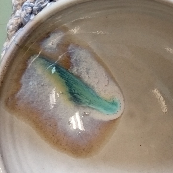 Gorgeous pottery bowl - has pottery mark - Picture 2 of 5